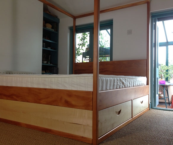 4-poster bed in yew